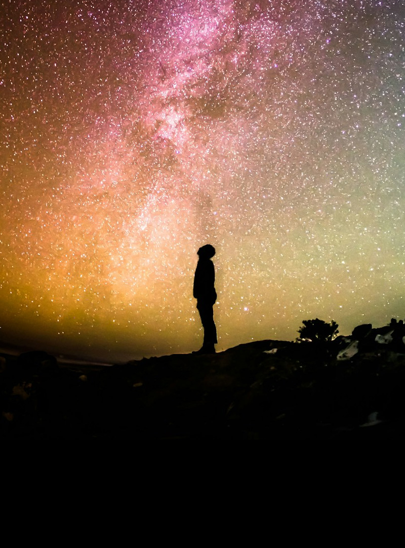 星空とそれを見上げる人