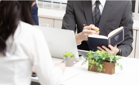 キャリアプランを相談している男女