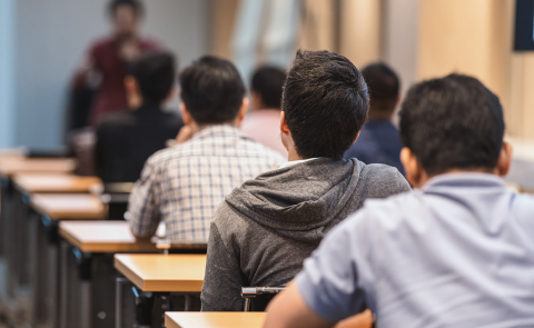 職業人講話を聴いている生徒たち