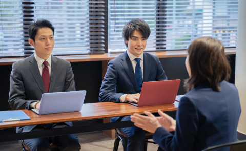 模擬面接を行っている男女